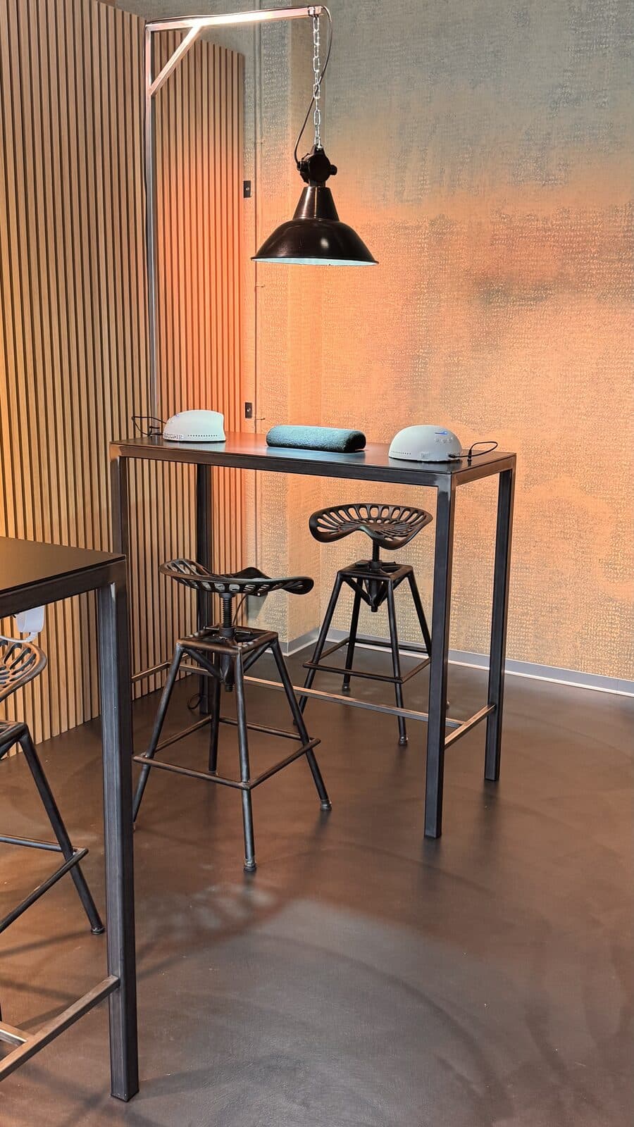 Finished manicure station with lamp and stools